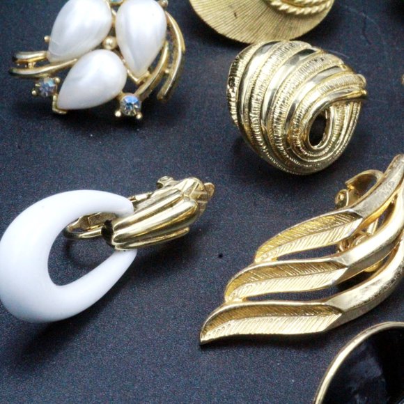 Crown Trifari Signed Designer High End Faux Pearl Enamel Silver Gold Plate Clip - Picture 6 of 11